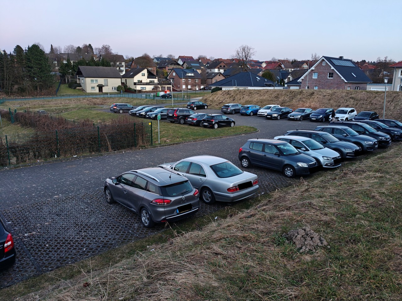 Parkplatz-Sportplatz